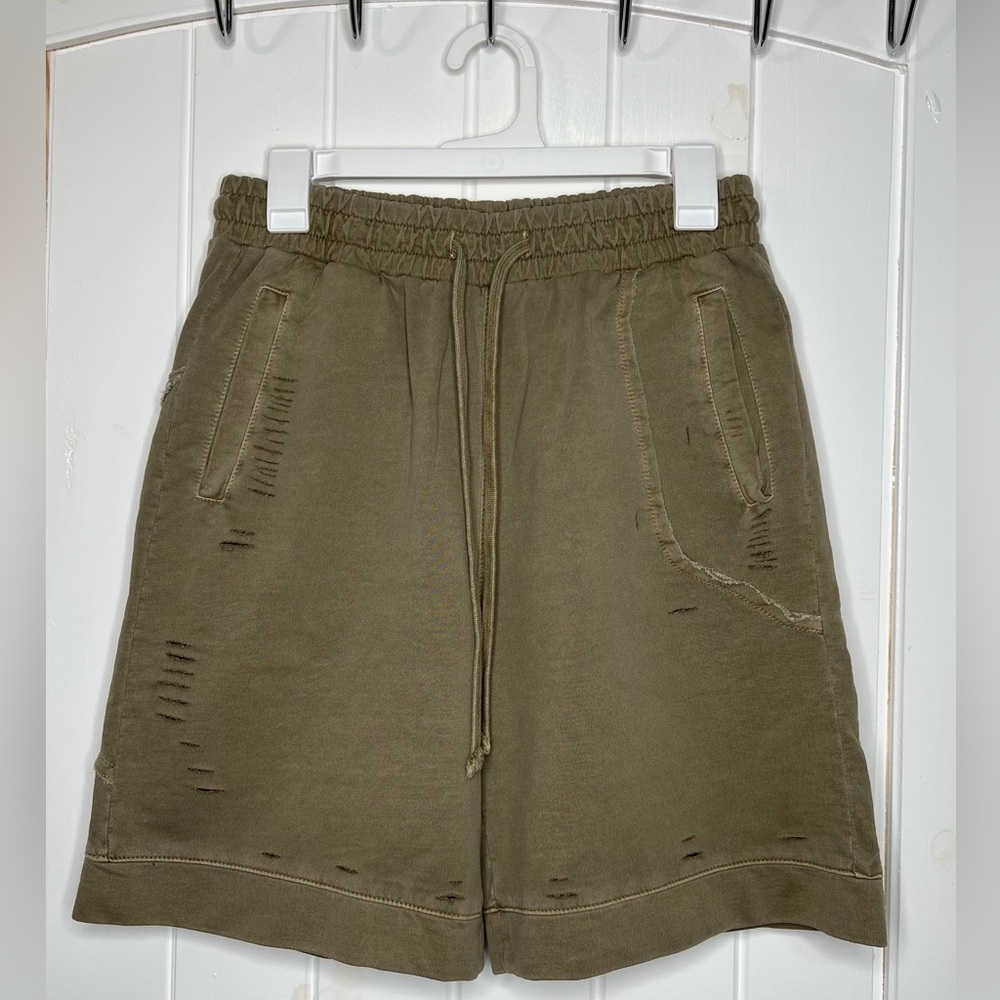 XXIIIBAIRHSORT-KHAKI-MEDIUM BAIR DISTRESSED SHORT